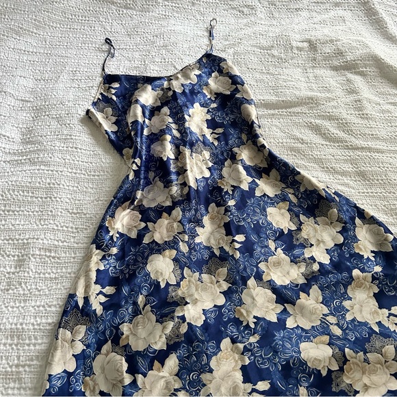 Adonna Medium Silky V-line Long Blue Dress with Roses - Picture 9 of 13